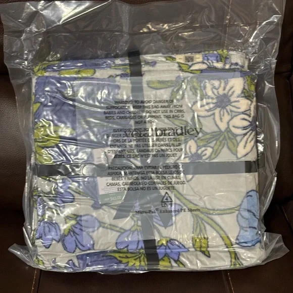 Vera Bradley EssentialThrow Blanket - Picture 3 of 4